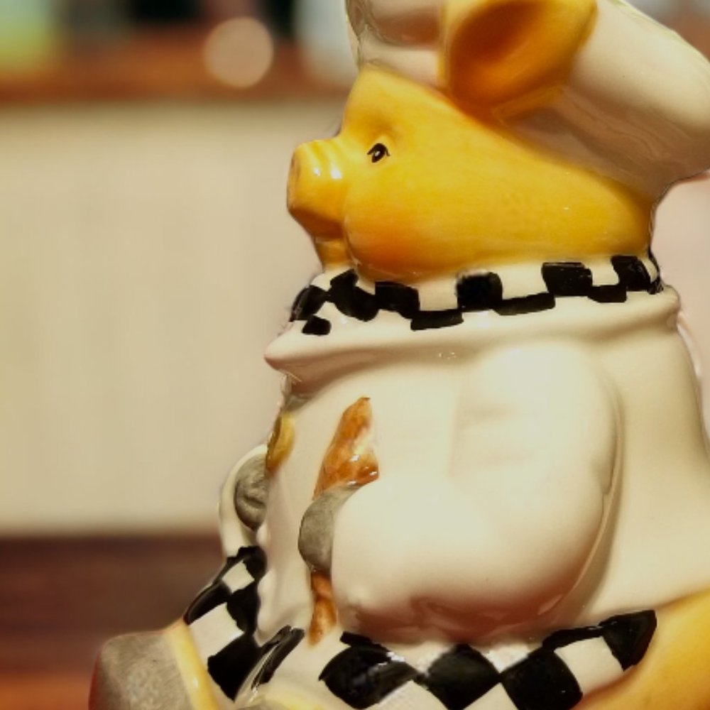 Pig Chef Salt & Pepper Shakers1999 by Young's Heartfelt Kitchen Creations - Picture 6 of 7